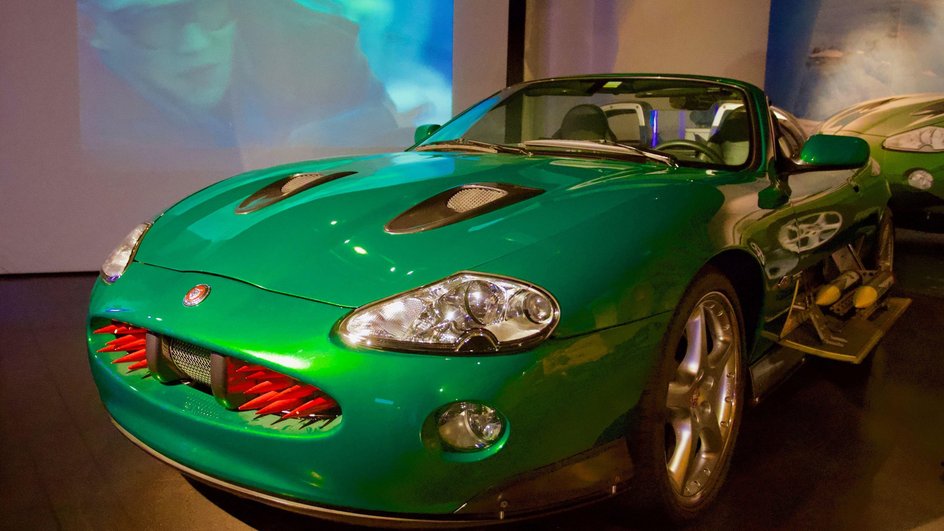 Автомобиль Jaguar из фильма о Джеймсе Бонде «Умри, но не сейчас»