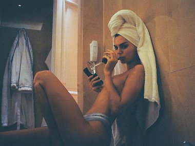 Slide image for gallery: 12321 | Один из примеров — снимок 2018 года в инстаграме Кендалл, где она сидит в ванной с бокалом вина. Подписчики заметили, что из-за фотошопа, «поплыла» и искривилась одна из стен ванной.