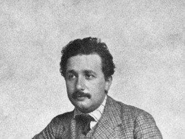 Slide image for gallery: 12069 | Альберт Эйнштейн. Это с возрастом внешность Эйнштейна стало более экзальтированной: ученый отпустил длинные торчащие в стороны волосы — и именно таким его и запомнили современники. Однако в молодые годы ученый выглядел весь