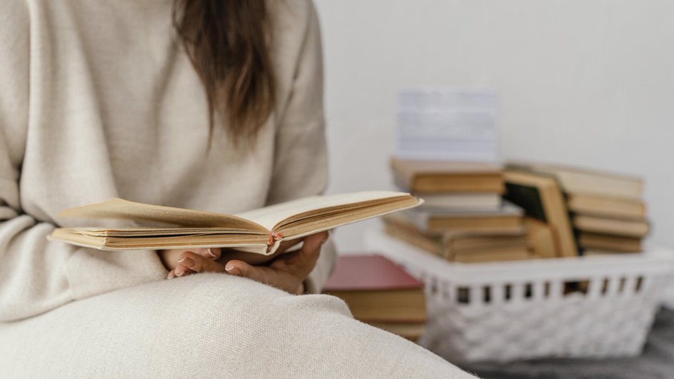 Девушка читает книгу про Великую Отечественную войну Девушка читает книгу про Великую Отечественную войну