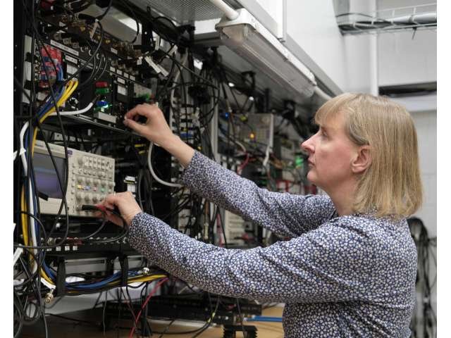 Рэйчел Гордон работает с приборами Рэйчел Гордон работает с приборами