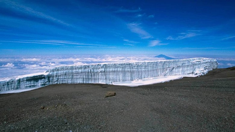 Ледниковая стена на южном склоне горы Килиманджаро в Африке отступает и вскоре может исчезнуть. Фото: N + 1
