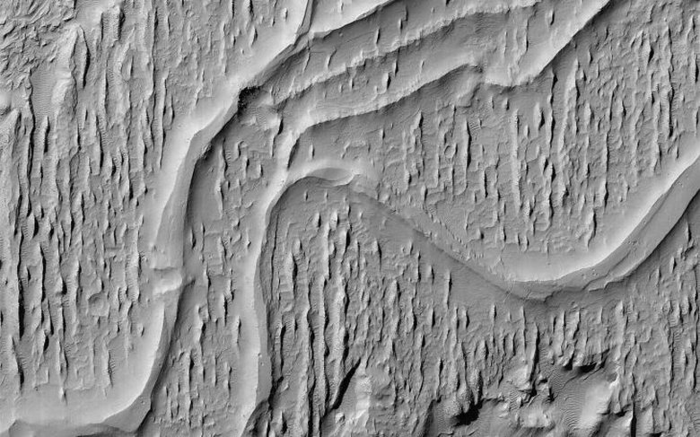 Высохшие свидетельства существования древних рек на Марсе. Фото: NASA / JPL-Caltech / University of Arizona