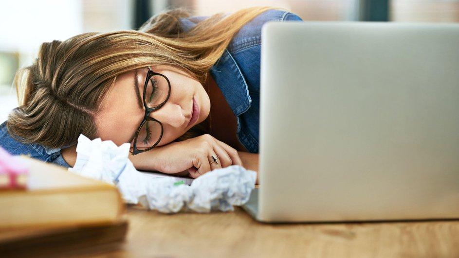Девушка устала за работой Девушка устала за работой