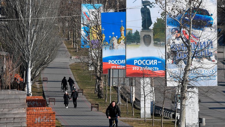 Плакаты "Россия - это доблесть" и "Россия - это вера" на улице в Мелитополе. Плакаты "Россия - это доблесть" и "Россия - это вера" на улице в Мелитополе.