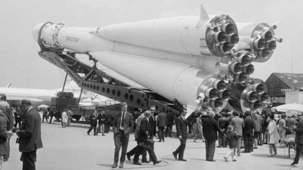 В 1967 году Советский Союз привез в Париж макет ракеты «Восток», которая за шесть лет до этого доставила корабль с Юрием Гагариным в космос. Фото: Getty Images. Источник: BBC News Русская служба
