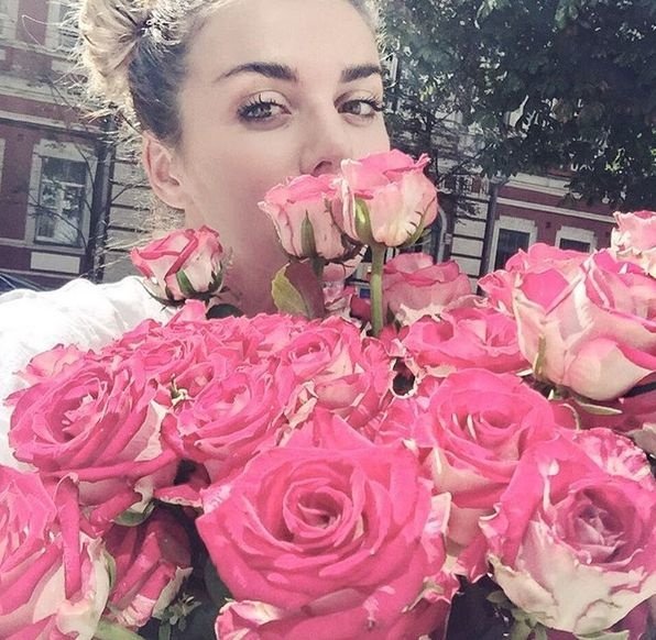 В своем Instagram Анна все чаще публикует фотографии с букетами, намекая, что в ее жизни появилась новая любовь
