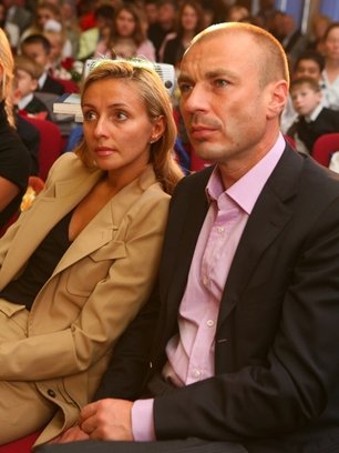 Slide image for gallery: 5065 | В 2000 году Навка вышла замуж за своего тренера, чемпиона мира в танцах на льду Александра Жулина, и прожила с ним в браке 10 лет