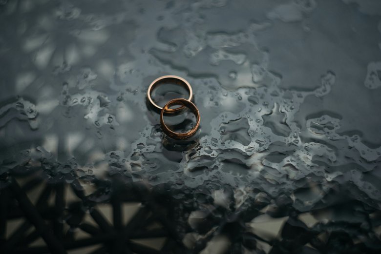 На рубиновой свадьбе супруги могут подарить свои оригинальные обручальные кольца внукам. Источник: Unsplash