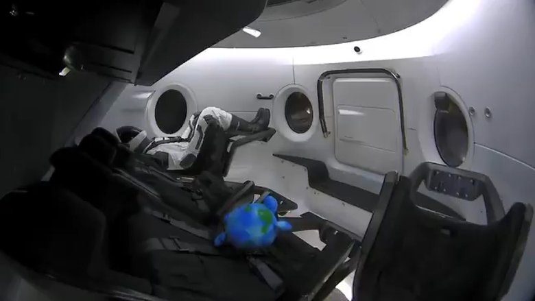 Кабина корабля Dragon-2 с манекеном внутри / кадр из видео Илона Маска для «твиттера»