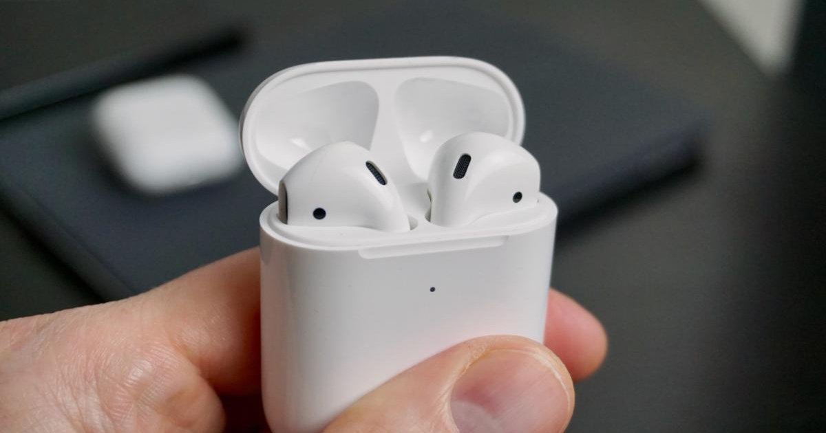 Почему левый наушник тише правого apple airpods