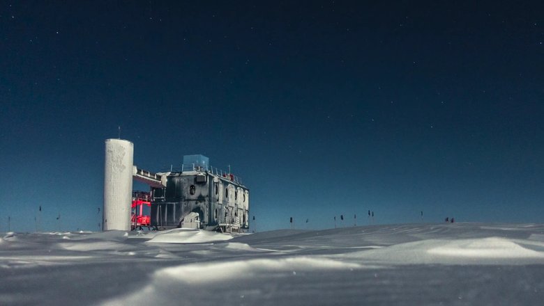 Так выглядит нейтринная обсерватория IceCube, построенная на антарктической станции Амундсен-Скотт.