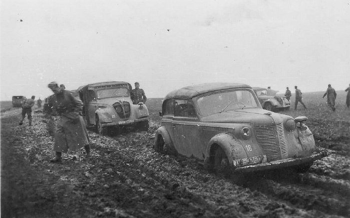 Во время войны Kadett хлебнул всех прелестей русской распутицы. Позади Opel грязь месит грузовая версия Peugeot 402