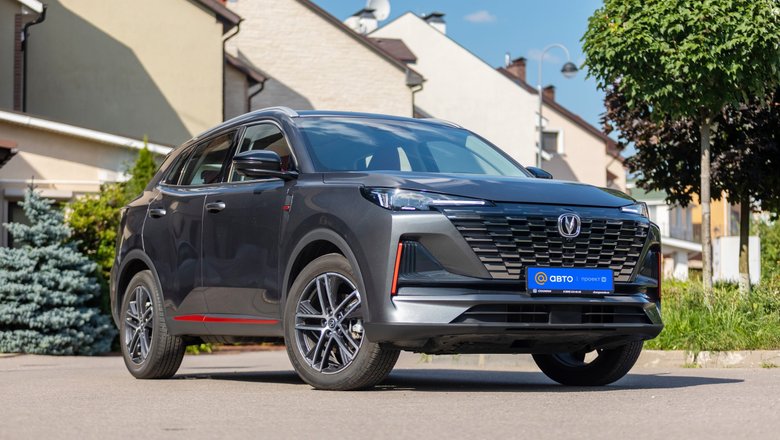 Changan CS55 Plus – одноклассник таких моделей как Volkswagen Tiguan, Mazda CX-5 и Kia Sportage. Длина составляет 4515 мм, ширина – 1865 мм, колесная база – 2656 мм