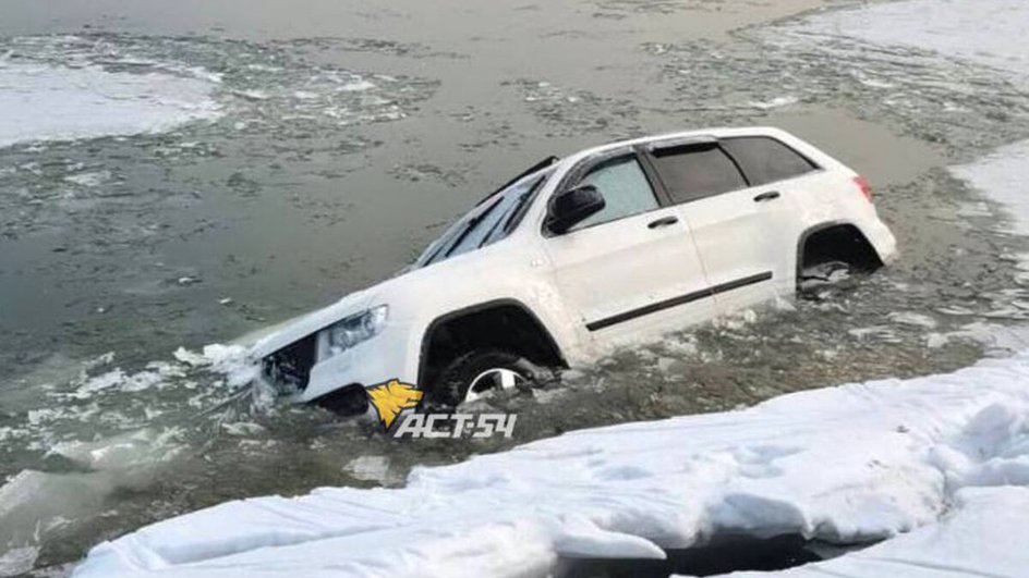 На фото попало, как вмерзший в лед Jeep плыл по Оби На фото попало, как вмерзший в лед Jeep плыл по Оби