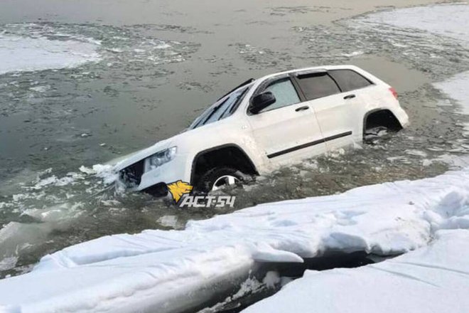 На фото попало, как вмерзший в лед Jeep плыл по Оби