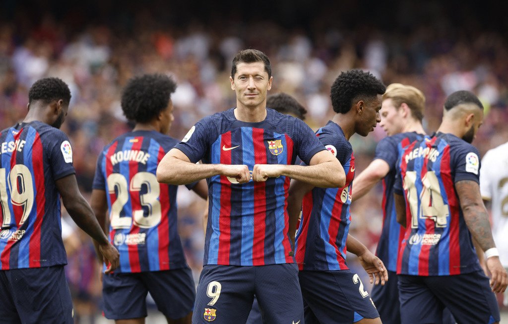 Дубль Левандовского помог «Барселоне» разгромить «Эльче» в матче Ла Лиги