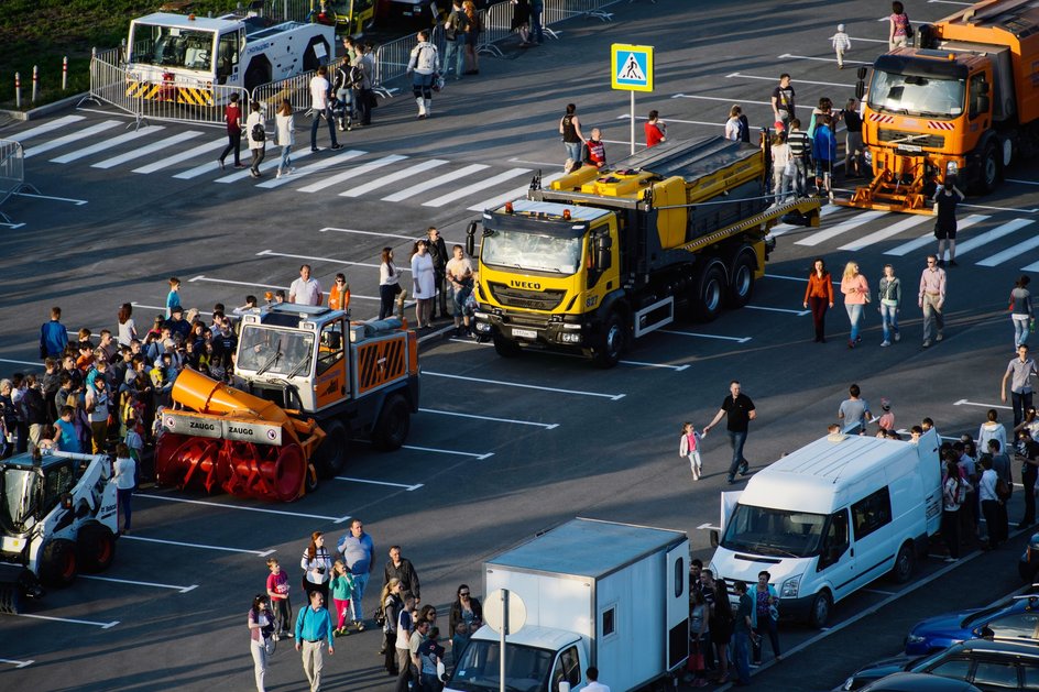 Посетители на выставке спецтехники аэропорта "Кольцово" в рамках акции "Ночь в музее".