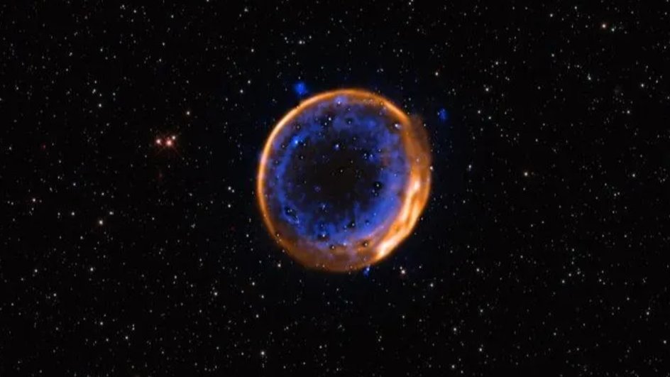 Двойной взрыв звезды SNR 0509-67.5. Следы кальция синего цвета, располагаются в виде двух колец, что служит доказательством двойной детонации небесного тела Двойной взрыв звезды SNR 0509-67.5. Следы кальция синего цвета, располагаются в виде двух колец, что служит доказательством двойной детонации небесного тела