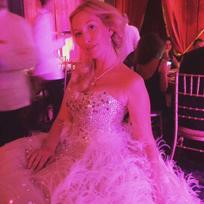 «Счастья тебе, моя хорошая! Ты его заслужила!!!» — так Ксения Собчак подписала фото невесты Ульяны в своем Instagram. Публикация набрала больше 20 000 лайков