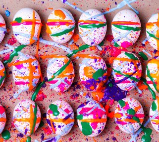Красим пасхальные яйца с детьми: 11 ярких идей