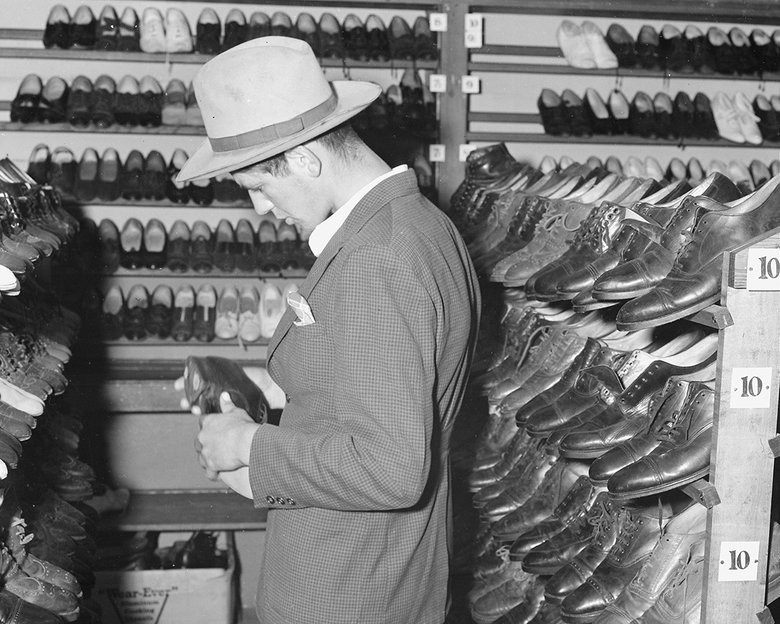 Окленд, Калифорния. Молодой иммигрант покупает шляпу и обувь в благотворительном комиссионном магазине The Oakland Salvation Army Store. Legion-media.ru
