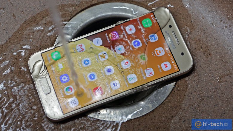 Samsung Galaxy A3 (2017) защищен от воды: гаджет можно полчаса держать на глубине до 1,5 метров.