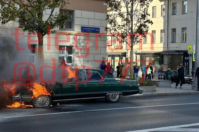 Загоревшийся ретрокар на Садовом кольце в Москве