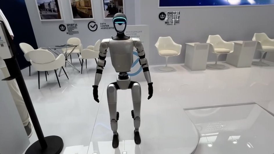 Робот Роберт на ПМЭФ 2025