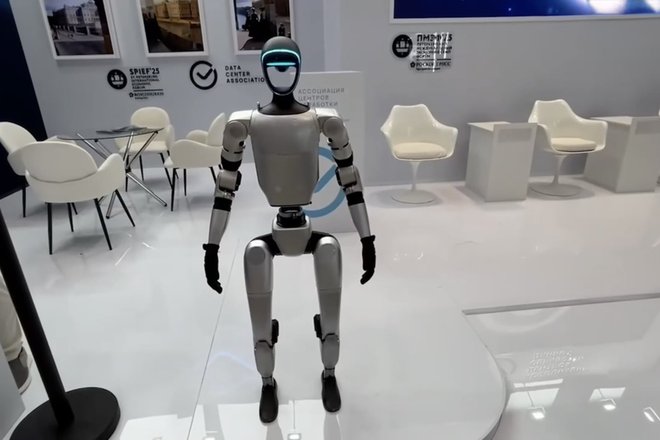 Робот Unitree G на ПМЭФ 2025 Робот Unitree G на ПМЭФ 2025