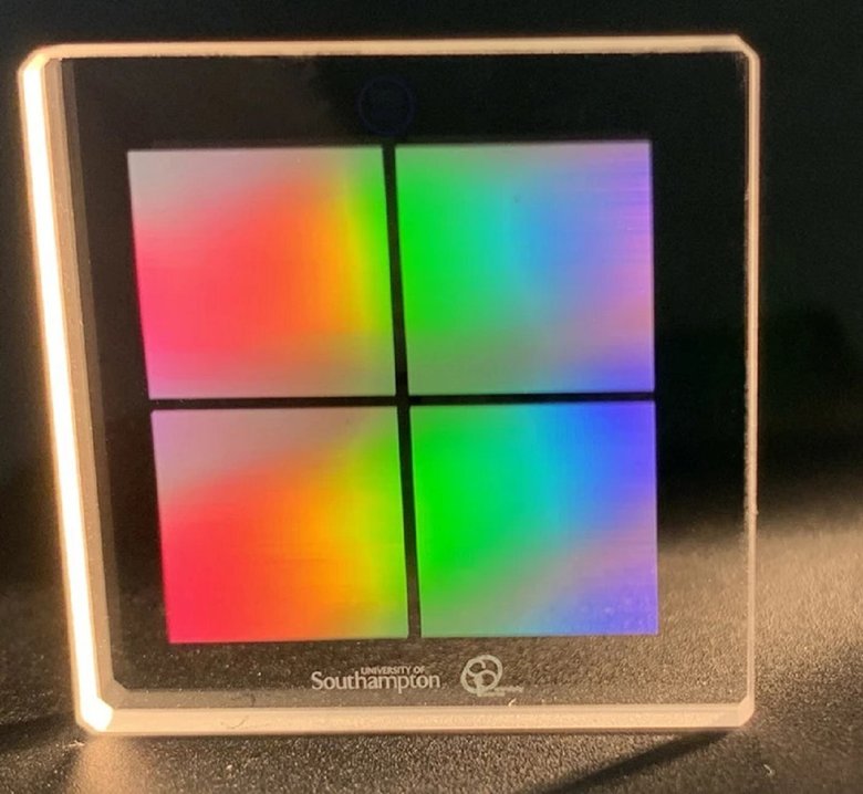 Ученые использовали свою передовую технологию хранения данных 5D, чтобы записать около 5 ГБ информации на 1-дюймовом образце кварцевого стекла. Фото: newatlas.com