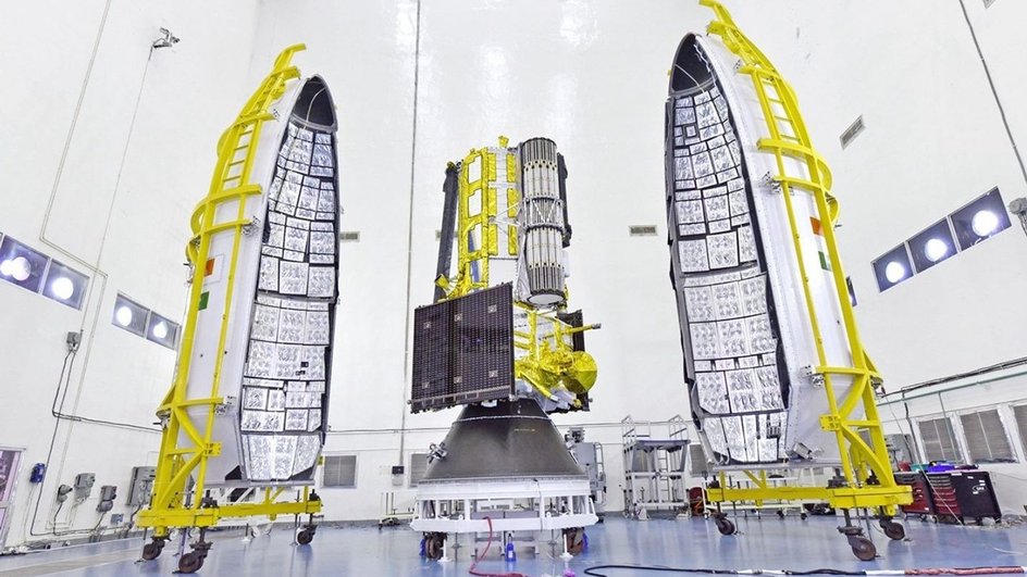 Спутник NISAR во время интеграции в головной обтекатель ракеты GSLV Mk II