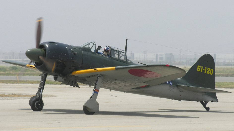 Японский истребитель Mitsubishi A6M Zero на аэродроме