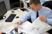 Сотрудник ГИБДД во время регистрации транспортного средства