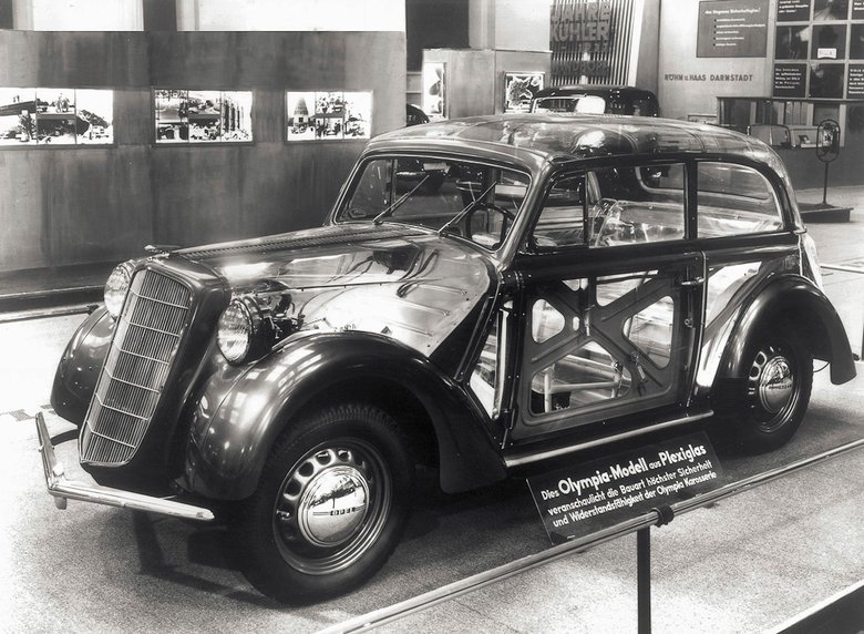 Знаковый Opel Olympia на стенде Берлинского автосалона 1935 года. Прозрачные панели наглядно демонстрируют особенности несущей конструкции кузова