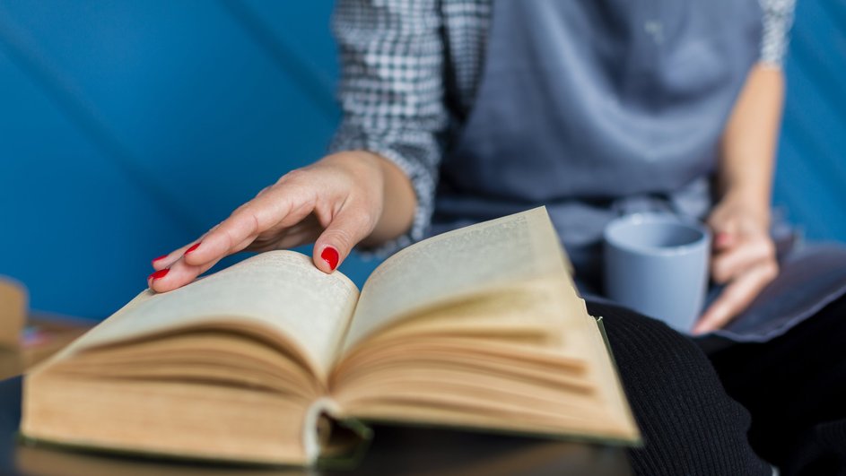Девушка читает книгу, готовясь составить план текста Девушка читает книгу, готовясь составить план текста