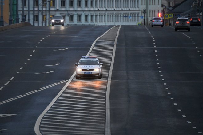 Автомобиль дорожно-патрульной службы на одной из улиц Москвы Автомобиль дорожно-патрульной службы на одной из улиц Москвы
