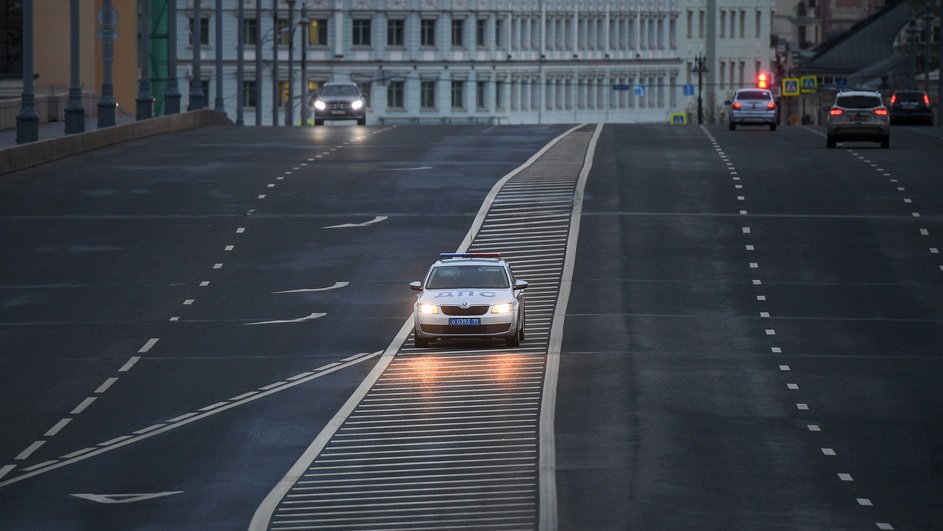 Автомобиль дорожно-патрульной службы на одной из улиц Москвы Автомобиль дорожно-патрульной службы на одной из улиц Москвы