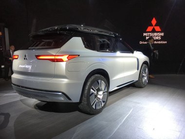 slide image for gallery: 24193 | Mitsubishi Engelberg Tourer