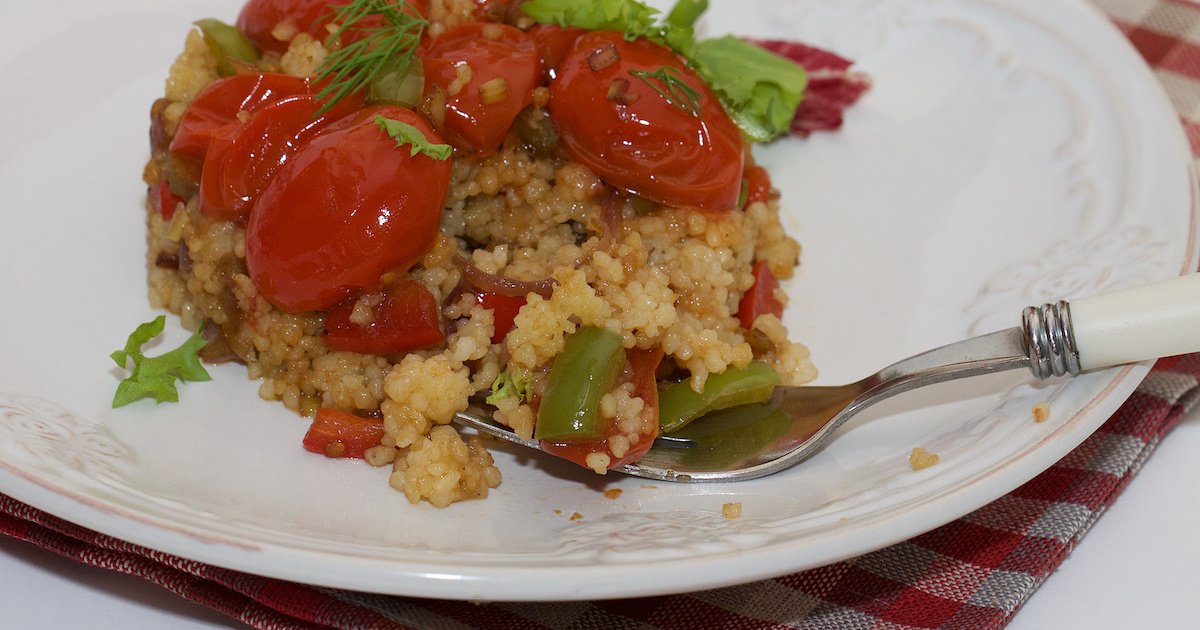 Кус кус с помидорами. Салат кус кус с помидорами. Салат с кускусом и помидорами. Салат из кускуса с помидорами. Кускус с томатами.