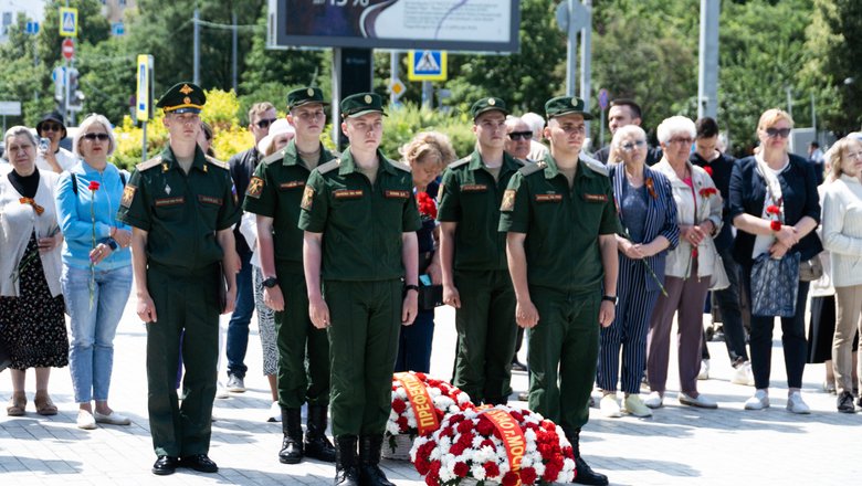 Возложение цветов в День памяти и скорби.