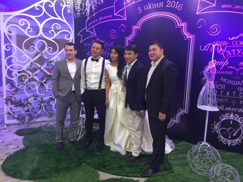 Айнур Ильясова с мужем (слева от актрисы) и друзьями