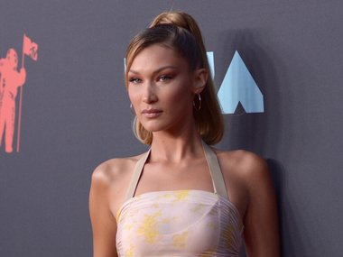 Slide image for gallery: 11142 | Белла Хадид на премии MTV Music Video Awards. Пока фанаты рассуждают, идет ли Белле светлый оттенок волос (ее привычнее видеть с темным), мы готовы поспорить, что шнуры от этого наряда она отобрала у школьника, собирающегос