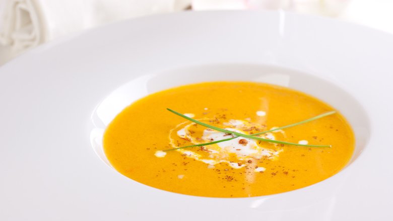 С добавлением кокосового молока простой морковный крем-суп превращается в блюдо ресторанного уровня
