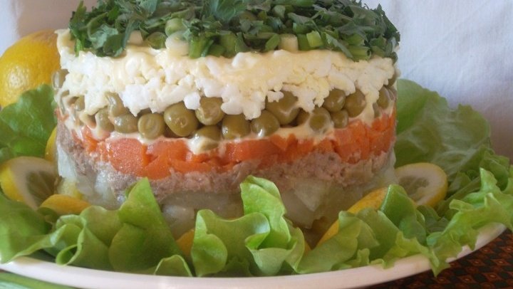 Салат с печенью трески, рисом и яйцами: рецепт - Лайфхакер