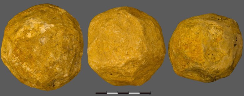 Сфероиды из известняка размером с бейсбольный мяч, найденные на стоянке Убейдии.