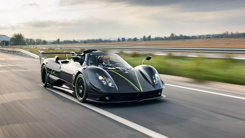 Суперкар Pagani Zonda 760 LM Roadster мчит по трассе