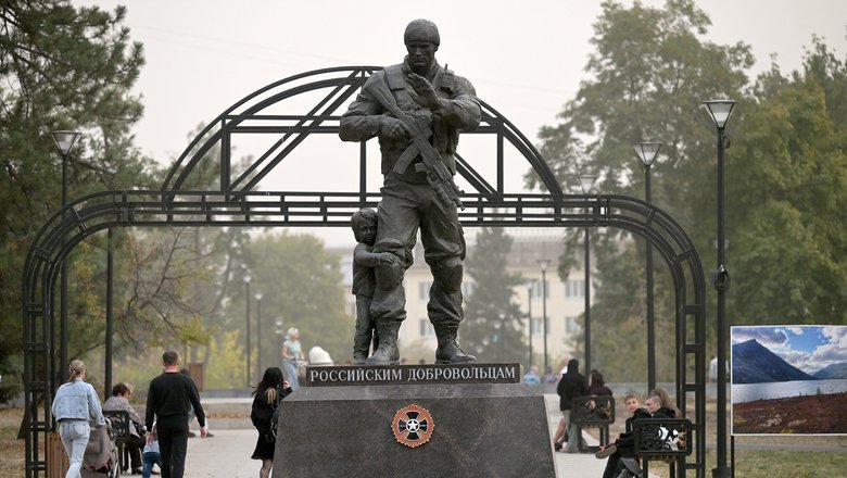 Памятник российским добровольцам в Луганске. Памятник российским добровольцам в Луганске.
