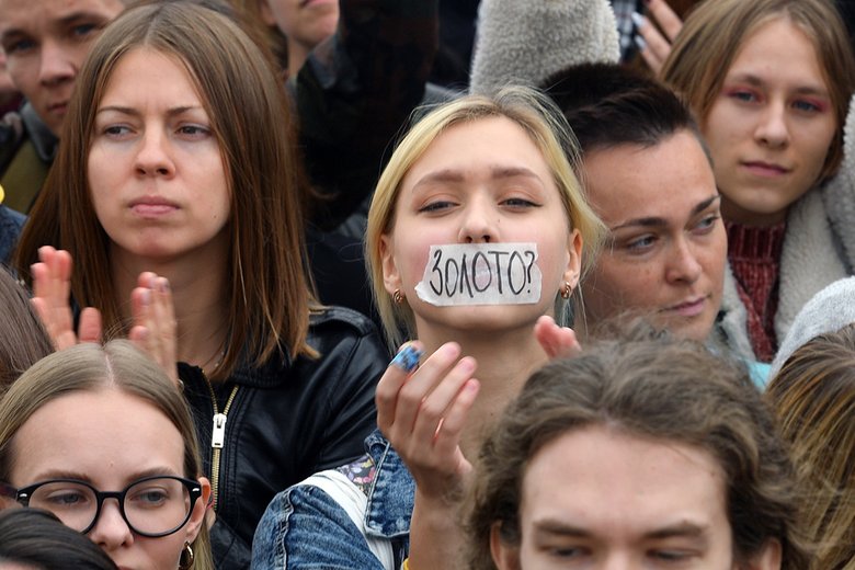 Участники митинга в поддержку сестер Хачатурян в Санкт-Петербурге | Фото: РИА Новости, Александр Гальперин
 