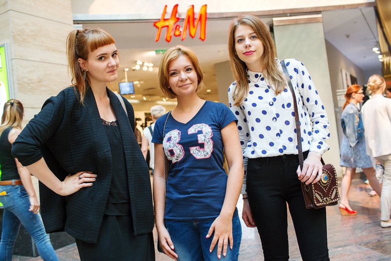 С нашей героиней Катей (в центре) и вторым стилистом Дарьей мы встретились в магазине